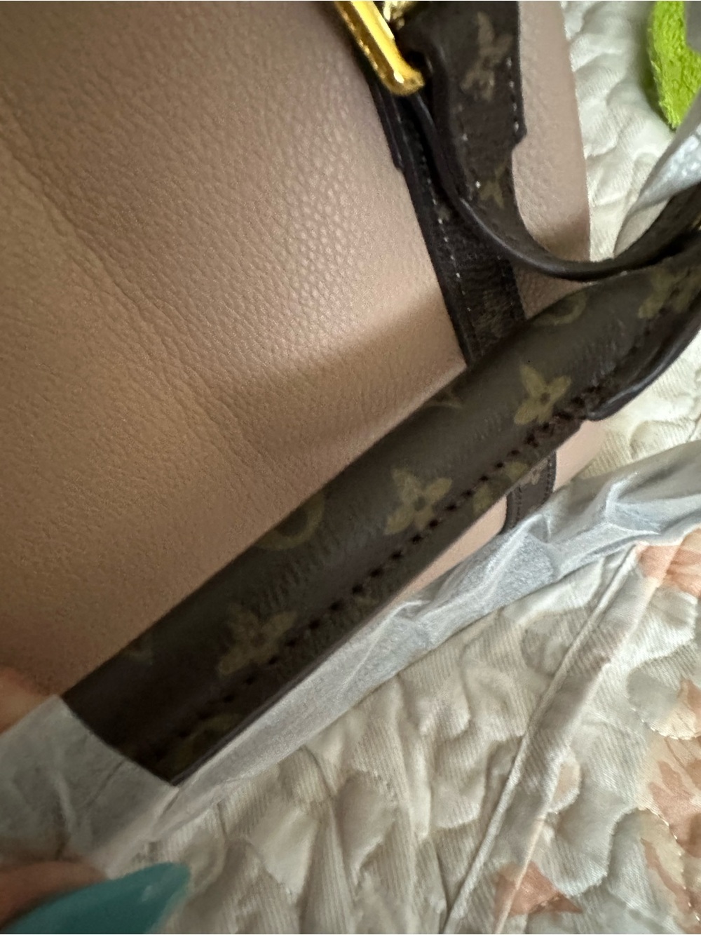 Shoulders Bag with Gold Hardware not authentic, is beautiful. New - Picture 4 of 10